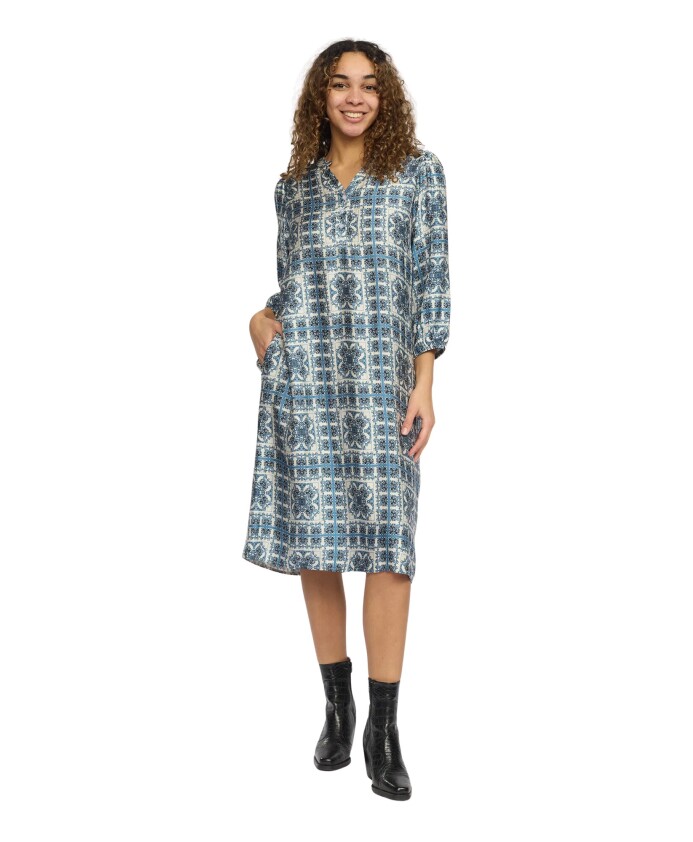 blauwe-jurk-met-3-4-mouwen-en-v-hals
