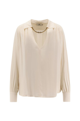 chemise-blanche-a-col-en-v-et-collier-dore