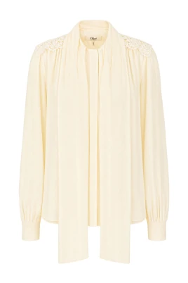 Blus med spetskant och rosett
