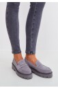instap-suede-loafers-grijs