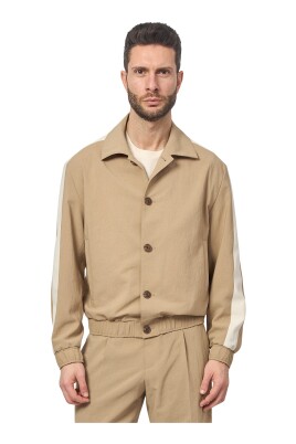 beige-frakke-med-knaplukning