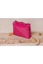 sac-porte-epaule-vernis-fuchsia-en-cuir