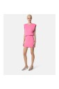 robe-courte-sans-manches-avec-epaules-structurees