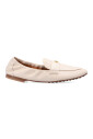 mocassins-creme-en-daim-logo-dore