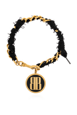 short-necklace-with-round-pendant