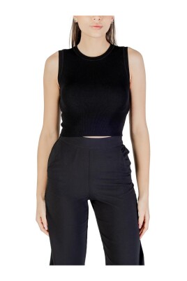 ensemble-top-noir-a-bretelles-et-col-rond
