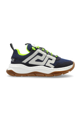 chaussures-de-sport-avec-logo