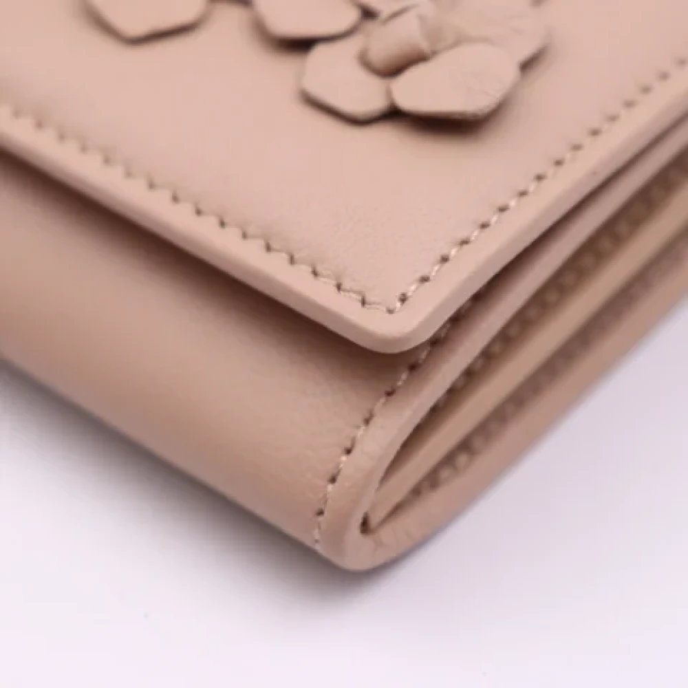 Valentino Vintage Pre-owned Leather wallets Beige Dames