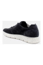 sneakers-bleues-a-semelle-basse-et-motifs-perfores