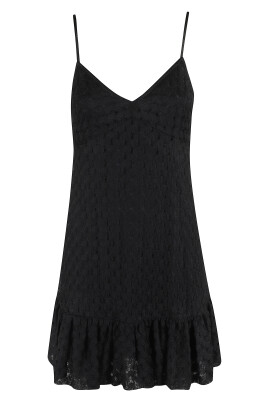 robe-noire-en-dentelle-a-col-en-v