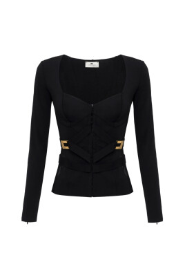 veste-noire-avec-boucle-croisee-sur-le-devant