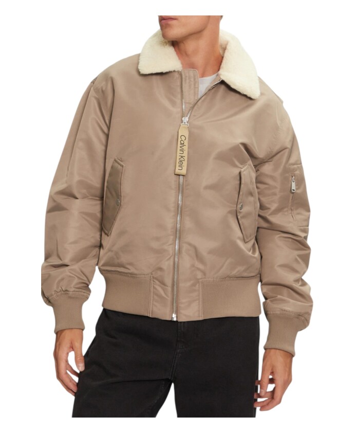 beige-jack-met-rits-en-zakken