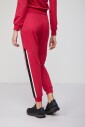 jogger-rouge-avec-bandes-laterales