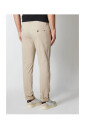 pantalon-slim-fit-decontracte