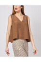 bruine-mouwloze-top-met-v-hals