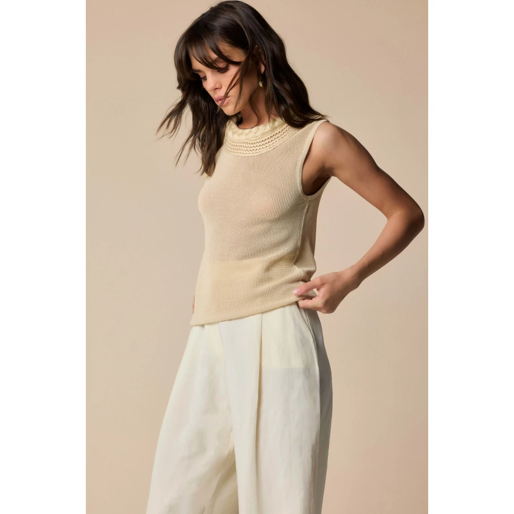 Kocca Mouwloze Ronde Hals Top Beige Dames
