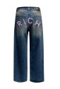 jean-regular-en-bleu-moyen-avec-dechirures-et-lettrage-rich