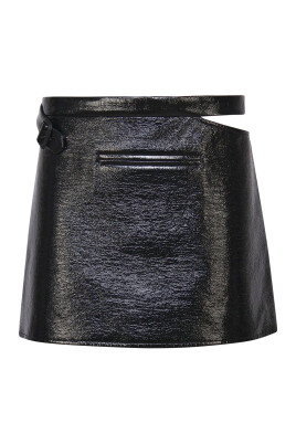 jupe-mini-noire-brillante-decoupe-laterale