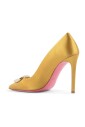 escarpins-en-satin-jaune-avec-logo-en-cristal