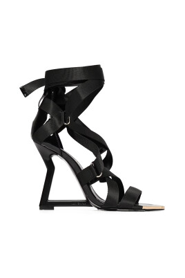 svart-patent-sandal-med-skulptural-klack