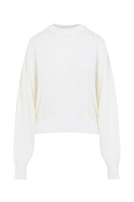 white-sweater-elegant-comfortable-stylish-wardrobe-staple