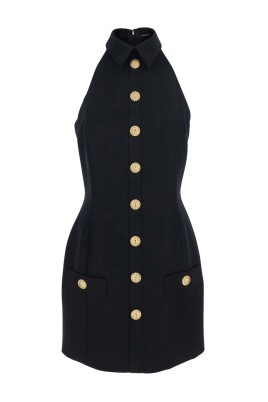 robe-noire-a-boutons-en-relief