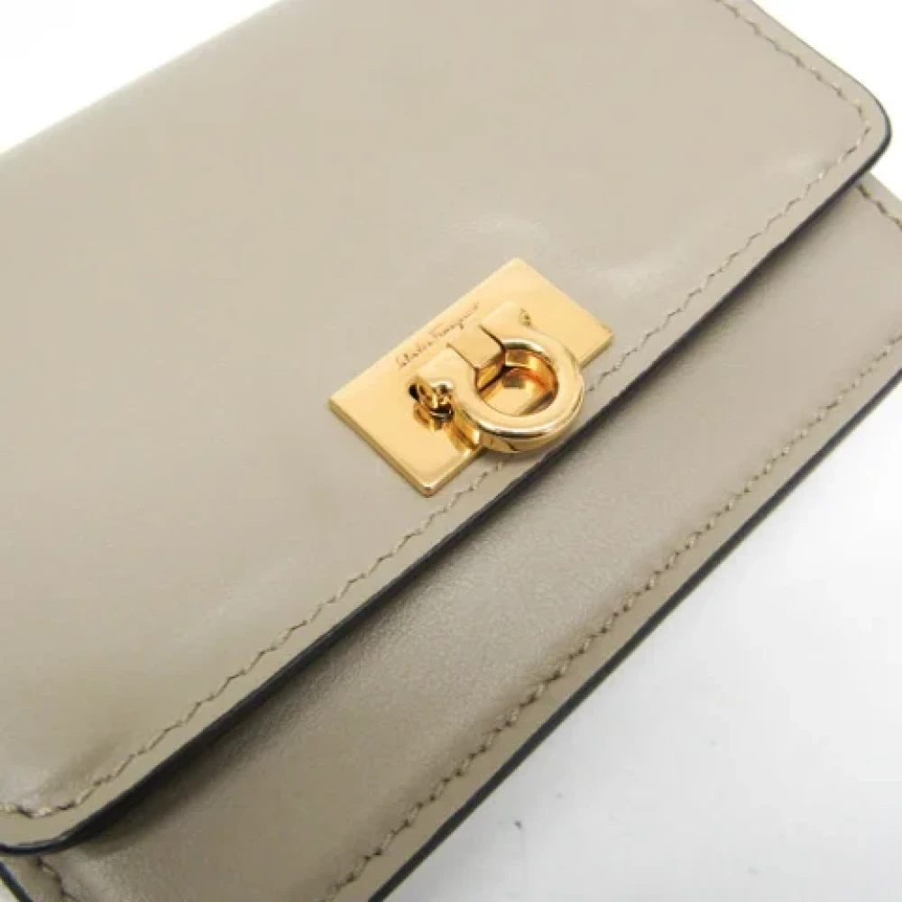 Salvatore Ferragamo Pre-owned Leather shoulder-bags Beige Dames