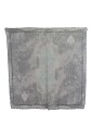 echarpe-grise-a-franges-details-du-logo
