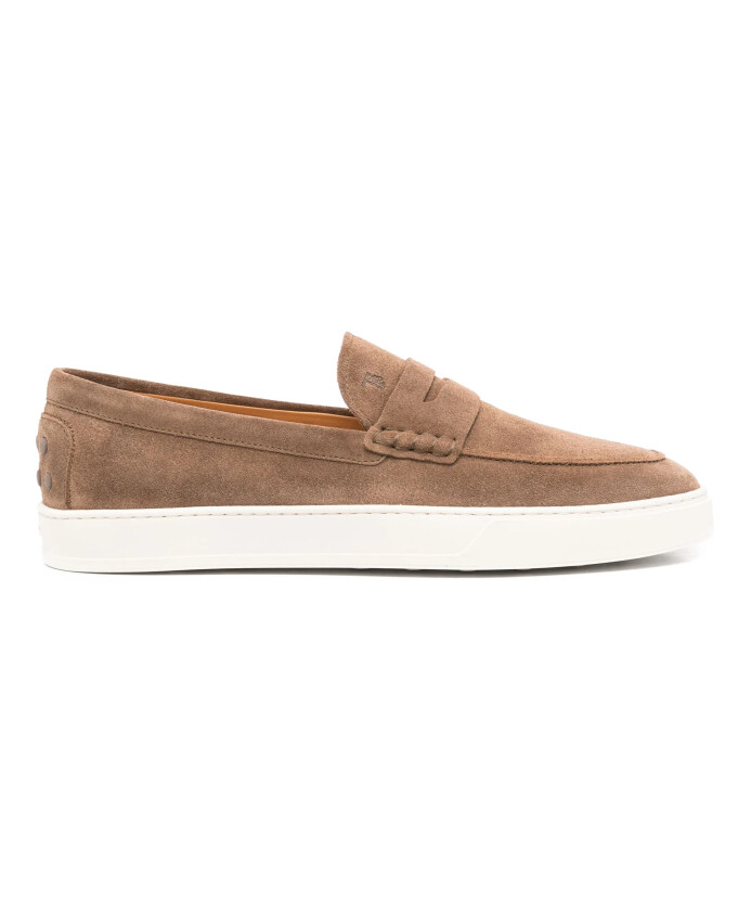 mocassin-en-daim-marron-avec-detail-monogramme