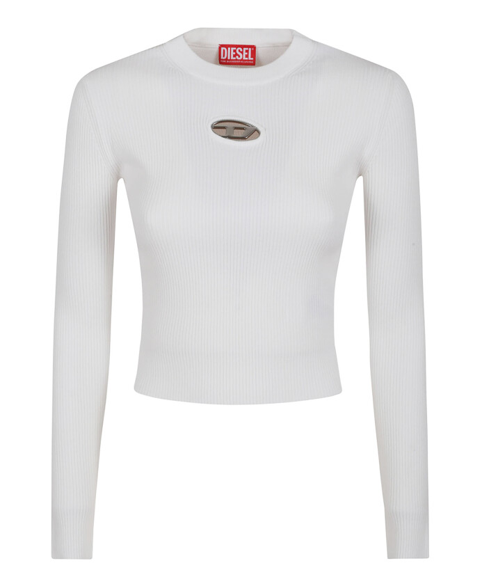 white-ribbed-top-with-oval-plaque