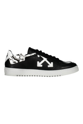 sneakers-en-cuir-bas-avec-breloque-logo