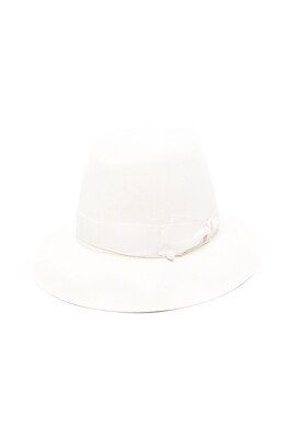 beige-hats-for-stylish-look