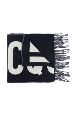 echarpe-bleue-en-laine-a-franges-elegant-superposition