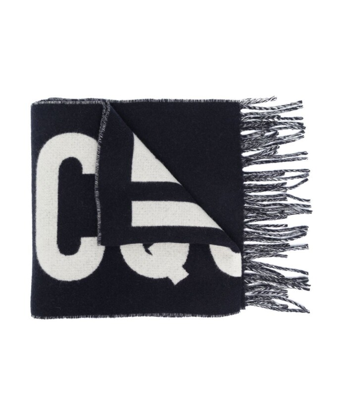 echarpe-bleue-en-laine-a-franges-elegant-superposition