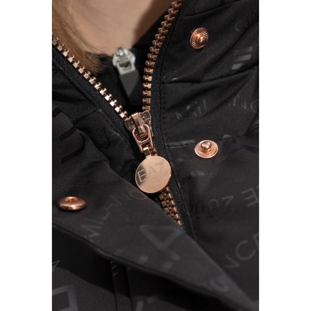 Emporio Armani EA7 Gewatteerde jas met bedrukt monogram Black Dames
