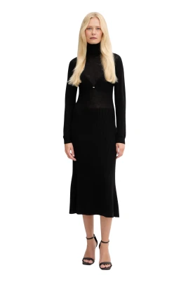 Turtleneck Ribbstickad Klänning i Midi-modell
