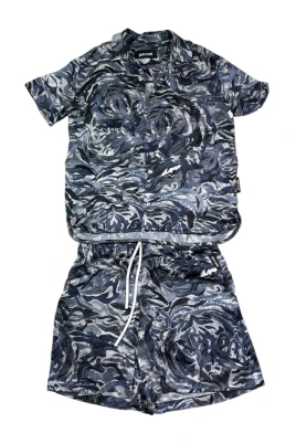 Completo con camicia e shorts