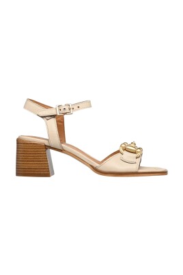 stilren-ladersandal-med-guld-detalj