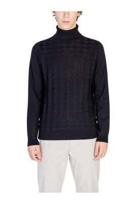 black-knitted-turtleneck-sweater