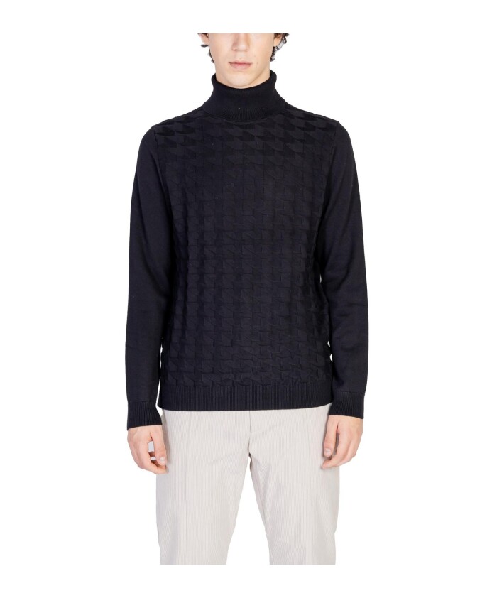 pull-noir-a-col-roule-tricote
