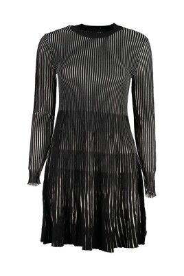 robe-elegante-a-manches-longues-et-col-haut
