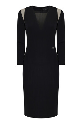 robe-noire-col-v-decoupee