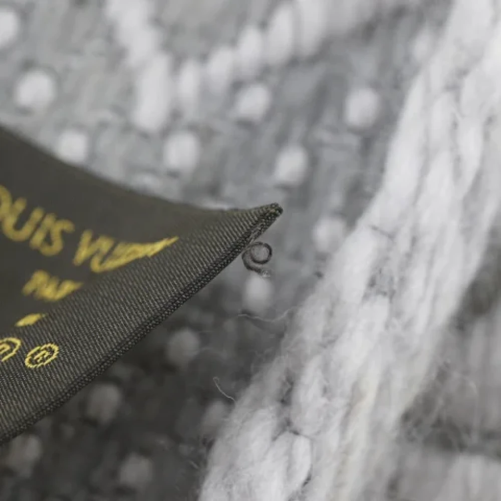 Louis Vuitton Vintage Pre-owned Wool scarves Gray Dames