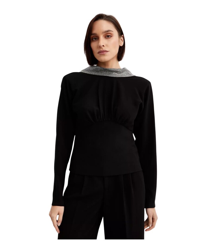 t-shirt-noir-a-manches-longues-avec-fronce-devant