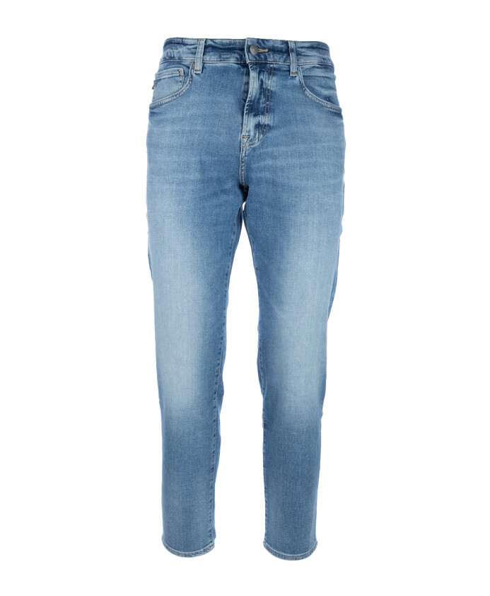 jeans-en-denim-classiques-pour-un-usage-quotidien