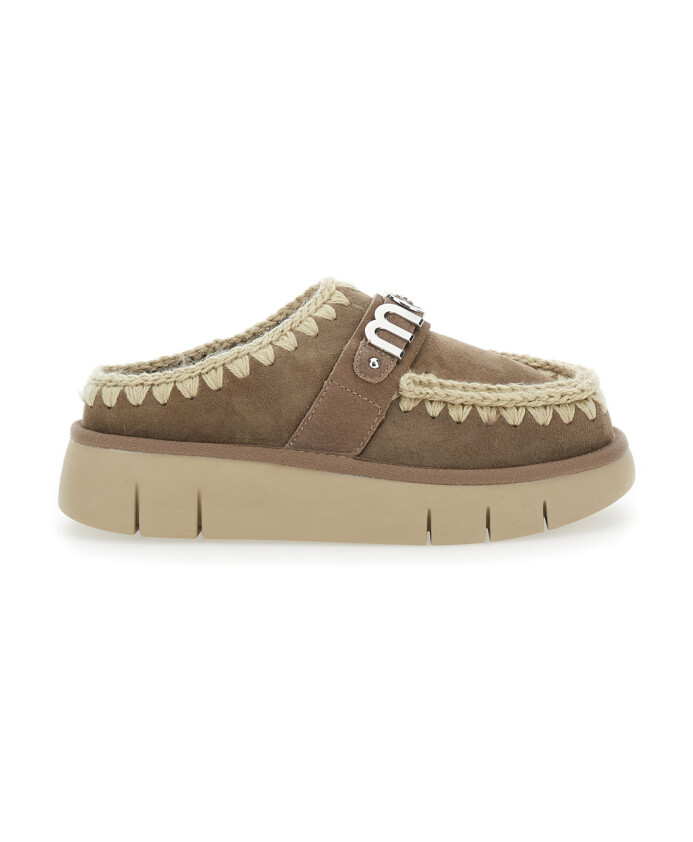 mules-en-daim-marron-avec-logo