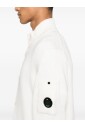 hvid-sweater-med-hoj-krave-og-linse-detalje