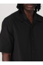 chemise-noire-design-minimaliste