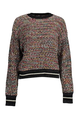 pull-noir-mysterieux-avec-details-contrastants