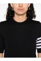 pull-bleu-avec-details-signature